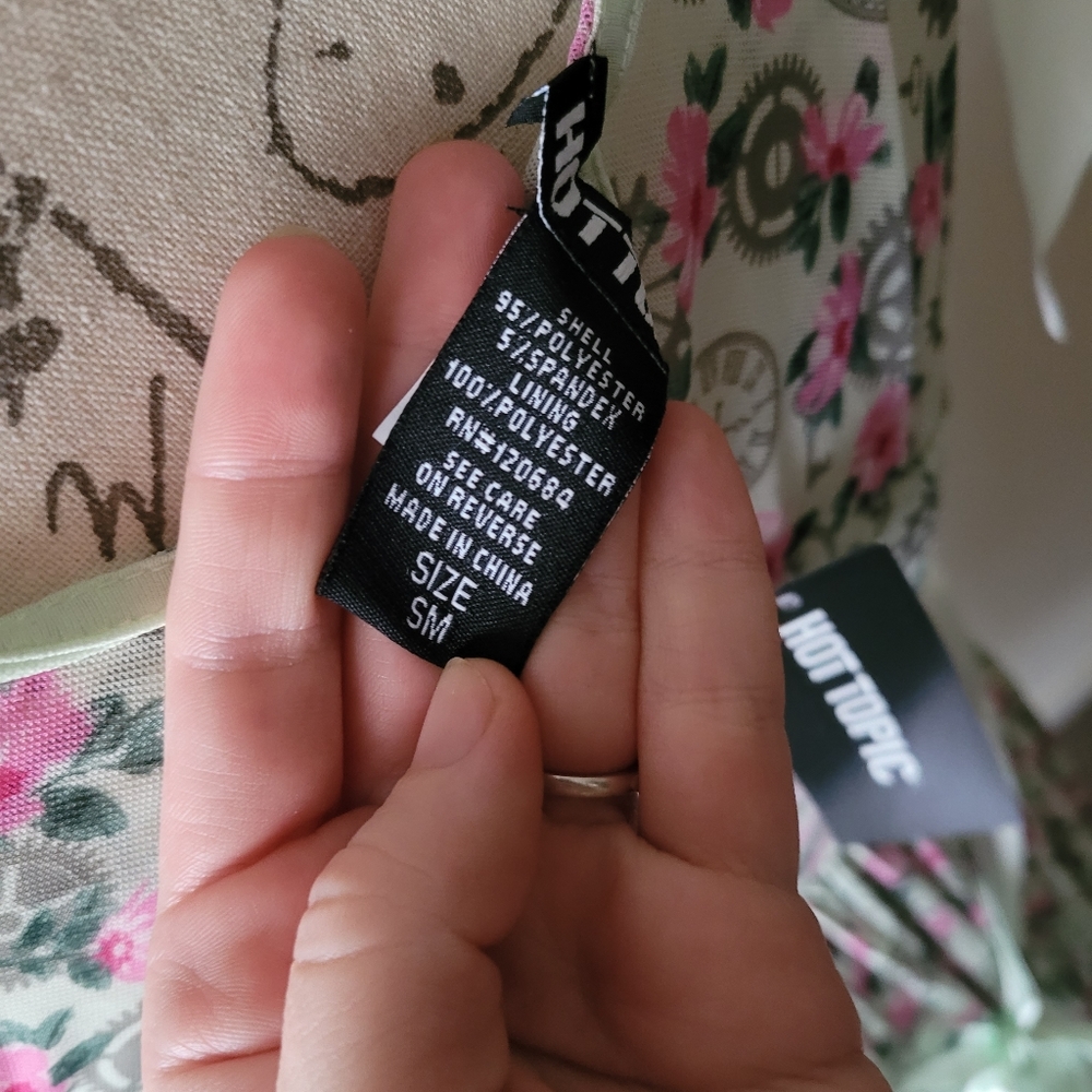 đź–¤Hot Topic Roses & Gears Dress - Picture 2 of 8